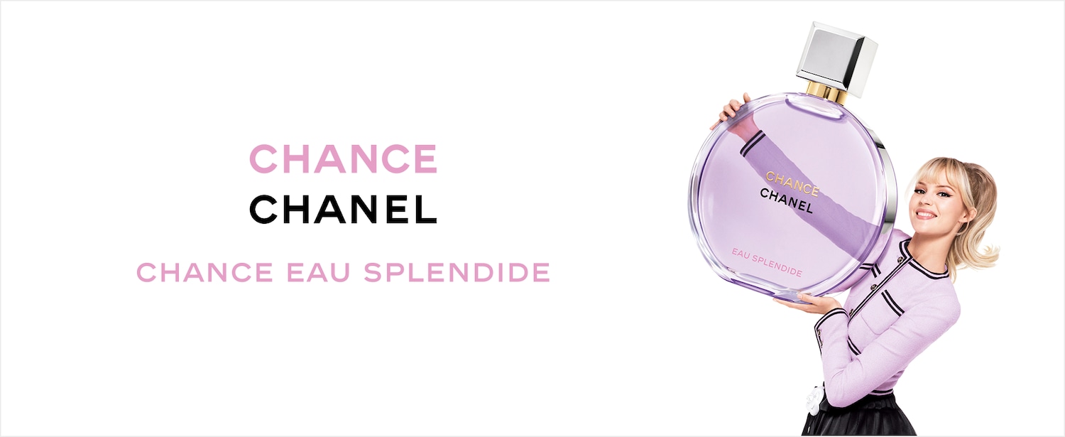 Ecco Chance Eau Splendide di Chanel, una fragranza floreale e luminosa in un flacone rotondo e trasparente, tenuto in mano da una modella sorridente con un abito lilla.