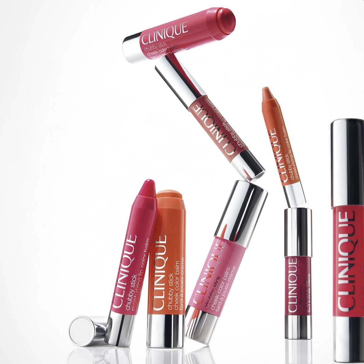 Una varietà di Chubby Stick Clinique, tra cui balsami colorati idratanti per labbra e fard in crema per guance, in diverse tonalità di rosa, arancione e rosso.