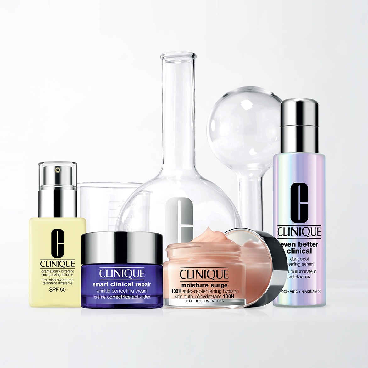 Scopri la linea Clinique: la lozione idratante Dramatically Different con SPF 50, la crema Smart Clinical Repair per correggere le rughe, il siero Even Better Clinical per le macchie scure e l'idratante Moisture Surge 100H.
