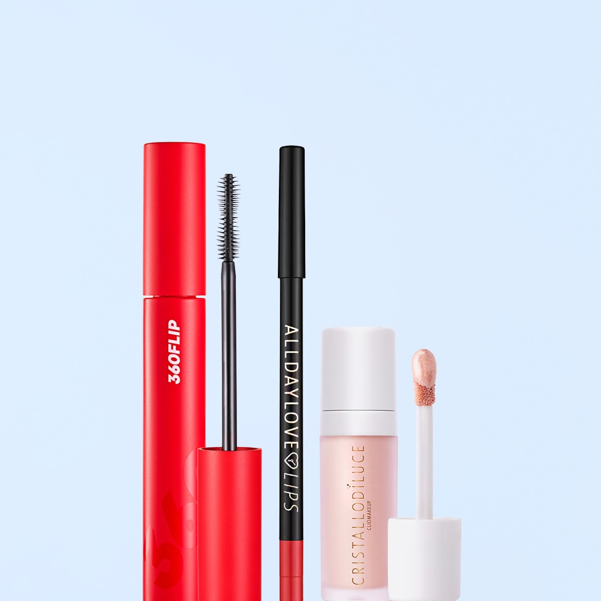 Un mascara rosso 360FLIP con scovolino nero, una matita labbra nera ALLDAYLOVE LIPS e un lucidalabbra CRISTALLODILUCE rosa chiaro con applicatore, tutti su sfondo azzurro.