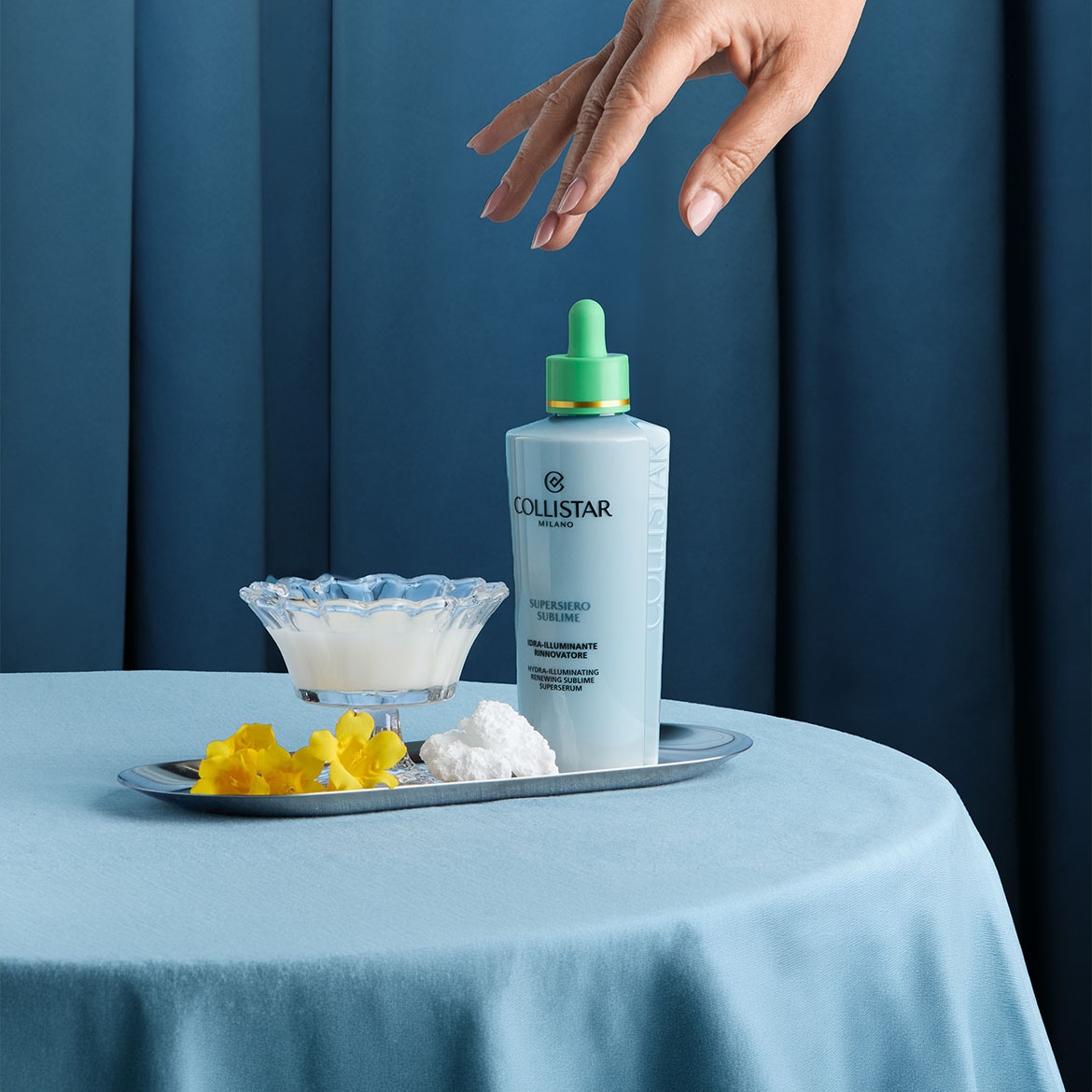 Siero sublime Collistar Milano: flacone azzurro con contagocce verde, per una pelle idratata e luminosa.