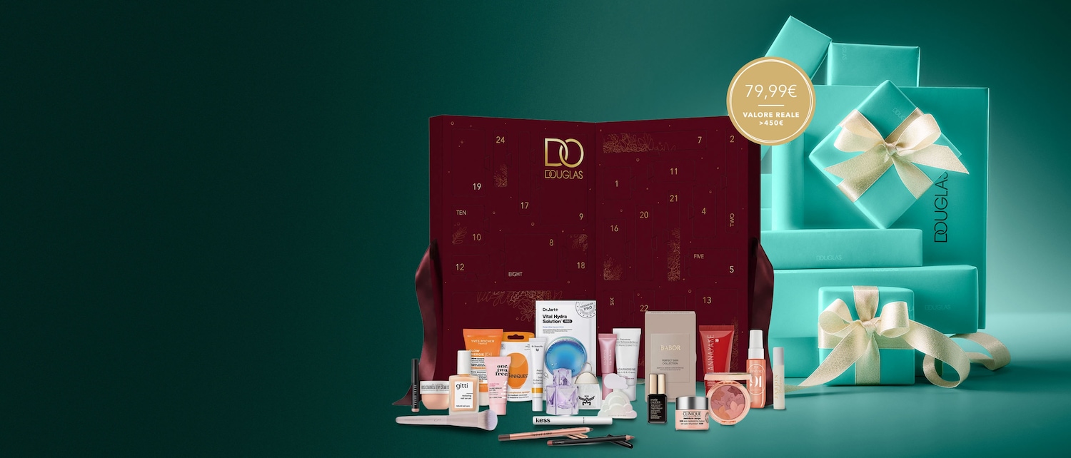 Un calendario dell'Avvento Douglas rosso bordeaux è aperto, rivelando 24 caselle numerate con prodotti di bellezza in miniatura, tra cui creme, sieri e trucchi, il tutto su uno sfondo verde scuro.