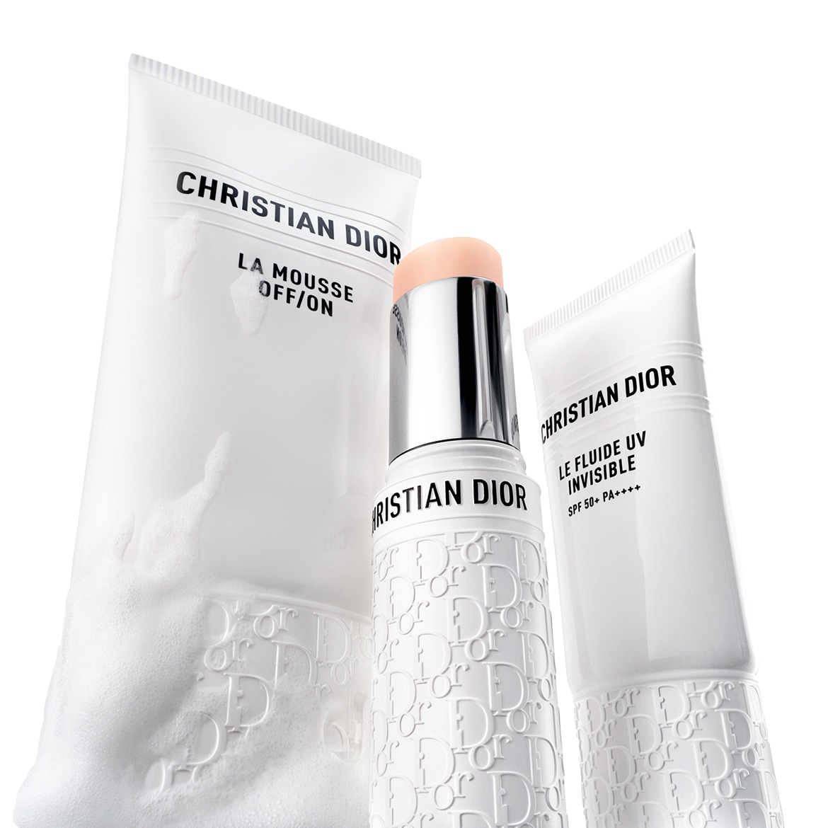 Ecco un set di prodotti Christian Dior: La Mousse OFF/ON, Le Fluide UV Invisible SPF 50+ PA++++ e un fondotinta in stick con il logo Dior.