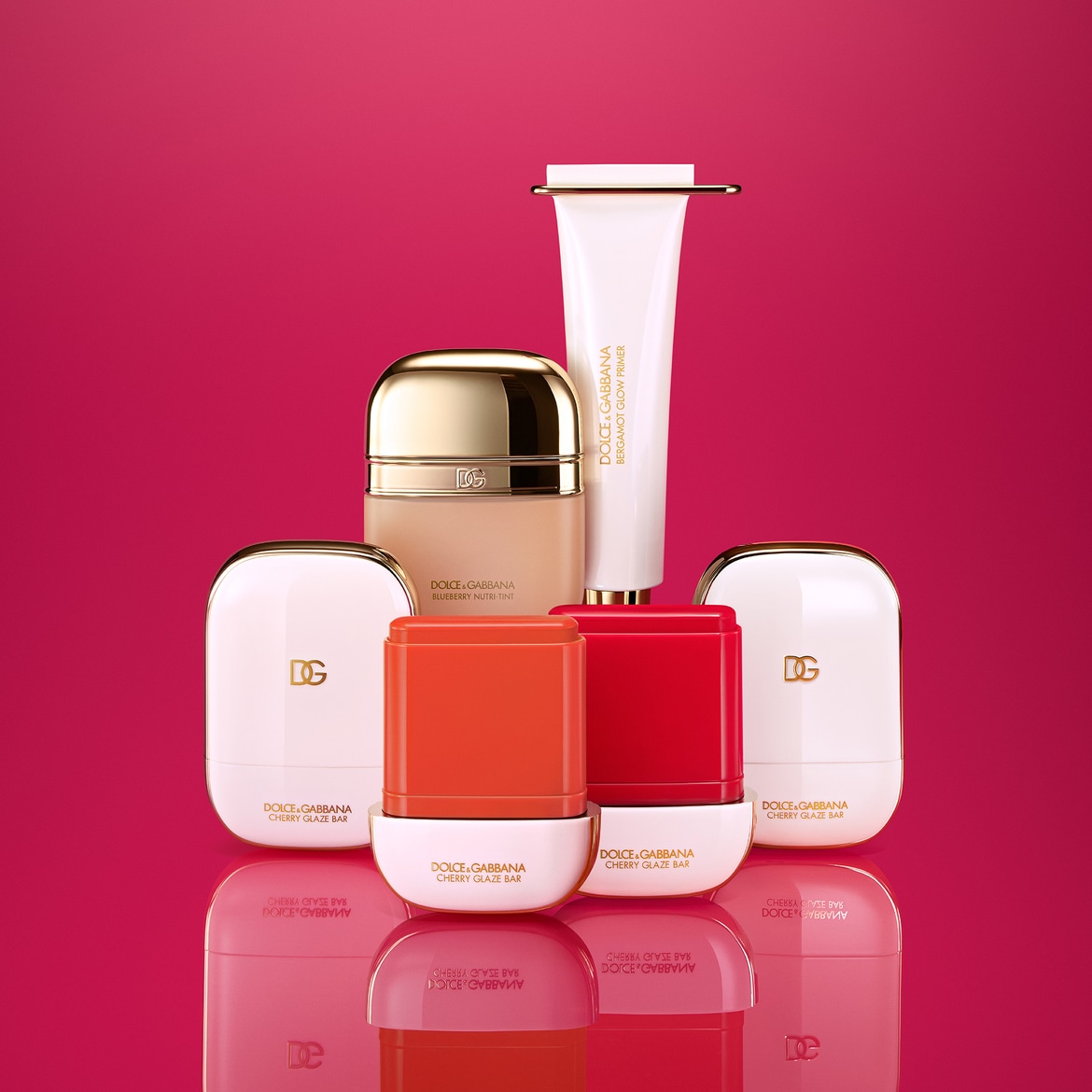 Scopri la collezione Dolce&Gabbana: primer Bergamot Glow, Blueberry Nutri-Tint e Cherry Glaze Bar per un look fresco e luminoso.