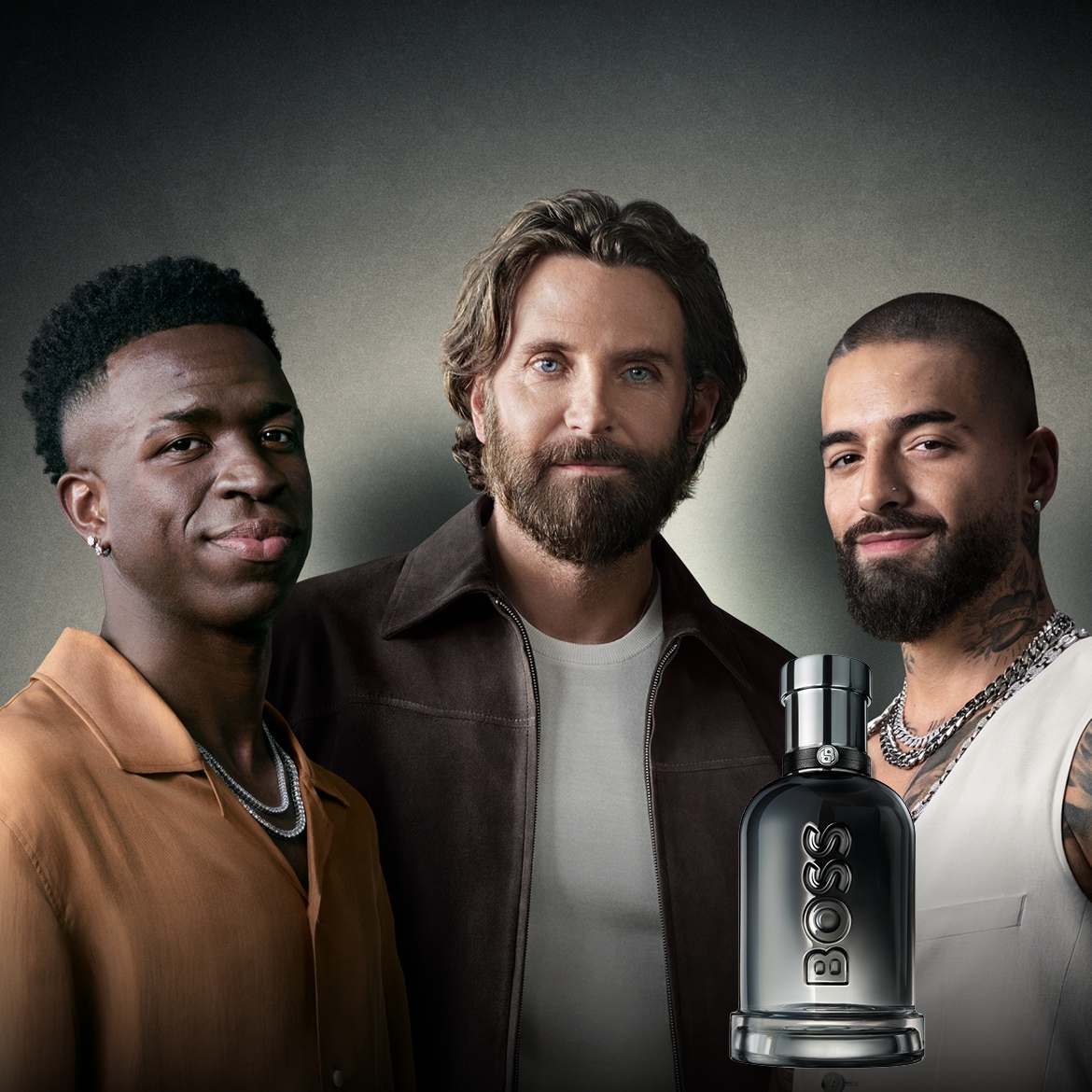 Tre uomini, tra cui Bradley Cooper, presentano la fragranza BOSS in una confezione grigia metallizzata.