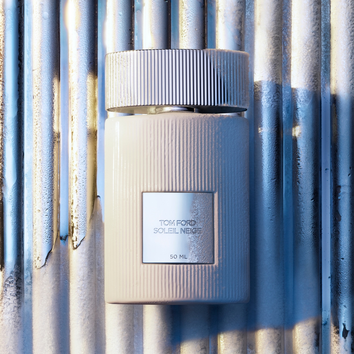 Ecco il profumo Tom Ford Soleil Neige da 50 ml, con il suo flacone bianco scanalato e il tappo argentato, evoca un'eleganza fresca e luminosa.