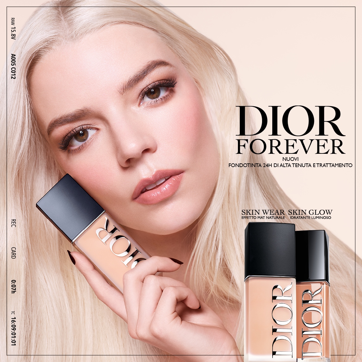 Scopri Dior Forever, il fondotinta 24H di alta tenuta e trattamento, per un effetto mat naturale o idratante luminoso, indossato da una modella con capelli biondi.