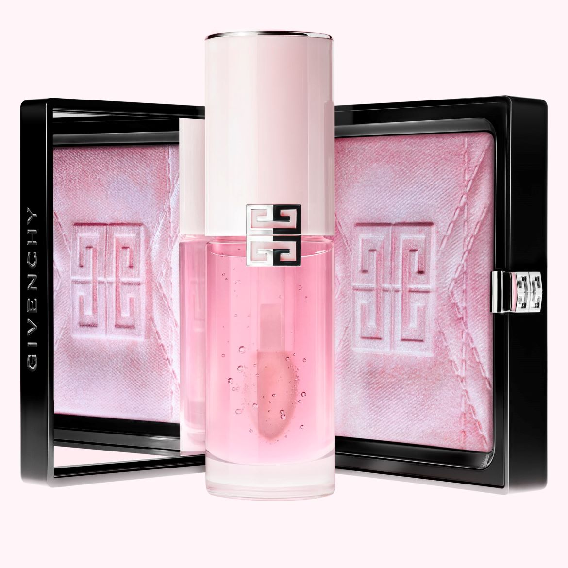 Il set Givenchy presenta un illuminante compatto rosa chiaro con il logo del marchio in rilievo e un lucidalabbra trasparente rosato con il logo Givenchy.
