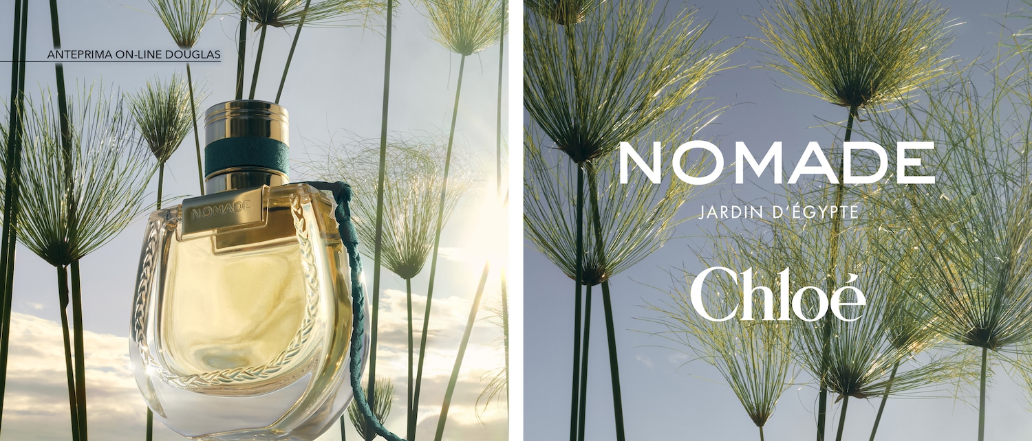 Scopri Nomade Jardin D'Égypte di Chloé, un profumo in una bottiglia di vetro trasparente con dettagli dorati e un nastro verde, sullo sfondo di piante di papiro.