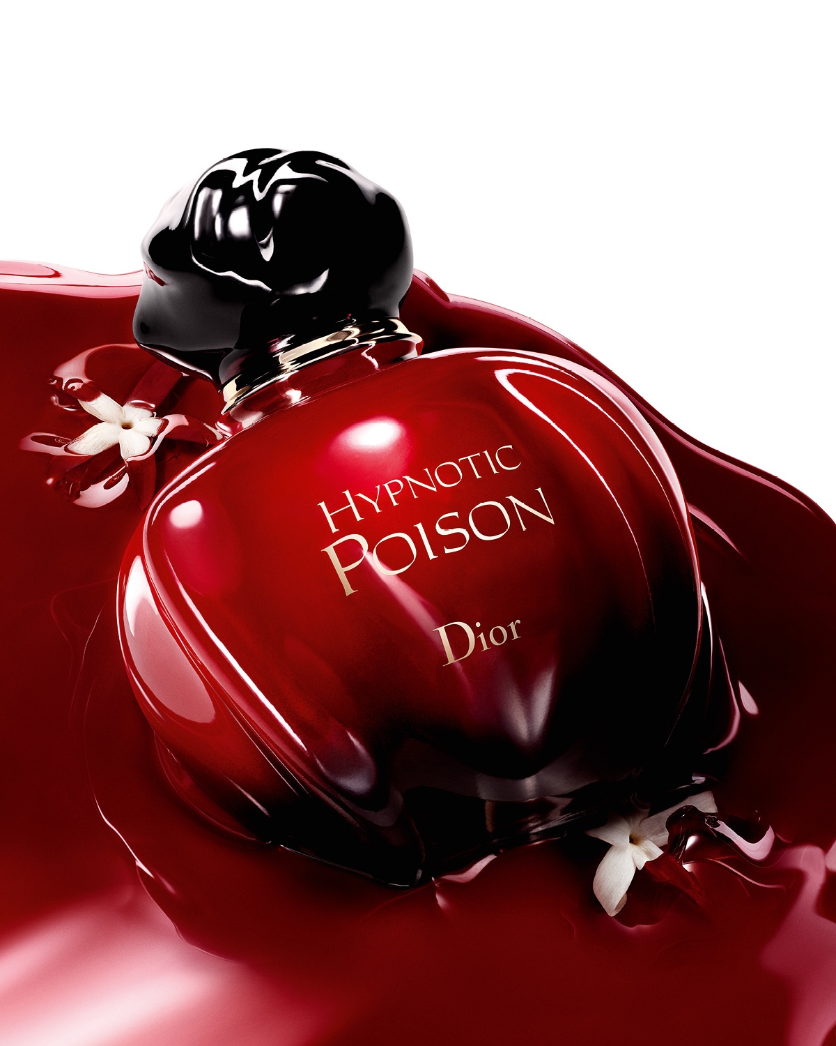 Il flacone rosso rubino di Hypnotic Poison di Dior è adagiato su uno sfondo dello stesso colore, con dettagli dorati e un tappo nero lucido, per un'immagine di lusso e mistero.
