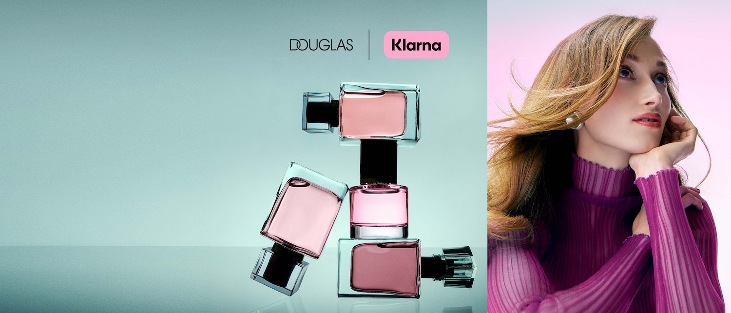 Scopri la fragranza Douglas, presentata in un flacone squadrato rosa, impilata accanto a una modella con indosso un top viola, disponibile ora con Klarna.