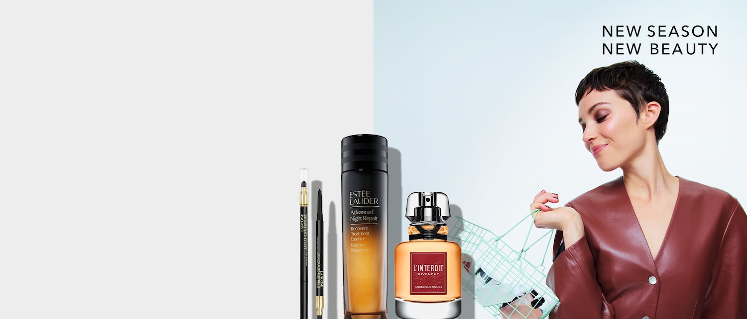 Una donna sorridente con i capelli corti e scuri, indossa una giacca di pelle marrone e tiene in mano una borsa a rete verde acqua, con il testo "NEW SEASON NEW BEAUTY" in alto a destra.