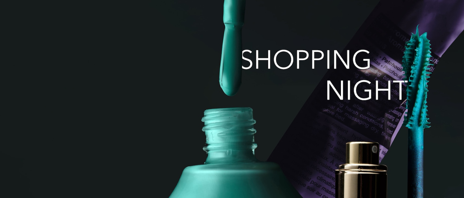 È notte di shopping con smalto verde acqua, mascara e profumo dorato.