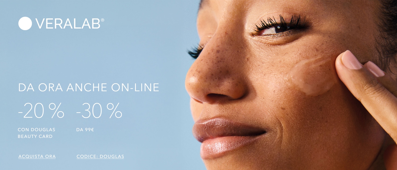 Primo piano di una donna che applica un siero trasparente sul viso, con la scritta "VERALAB® DA ORA ANCHE ON-LINE -20% -30%", disponibile con Douglas Beauty Card, acquista ora.