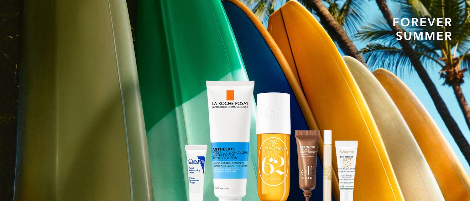 Colorata composizione estiva con tavole da surf sullo sfondo e in primo piano prodotti solari di marchi come La Roche-Posay, Cerave, Sol de Janeiro, Elf Skin e Lancaster.