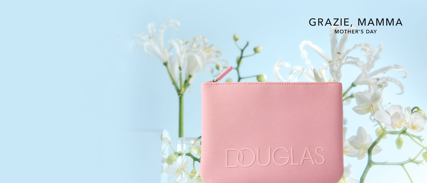 Festeggia la Festa della Mamma con Douglas: pochette rosa cipria con logo in rilievo, zip rosa e fiori bianchi su sfondo azzurro, un regalo perfetto per dirle 'Grazie, Mamma'.