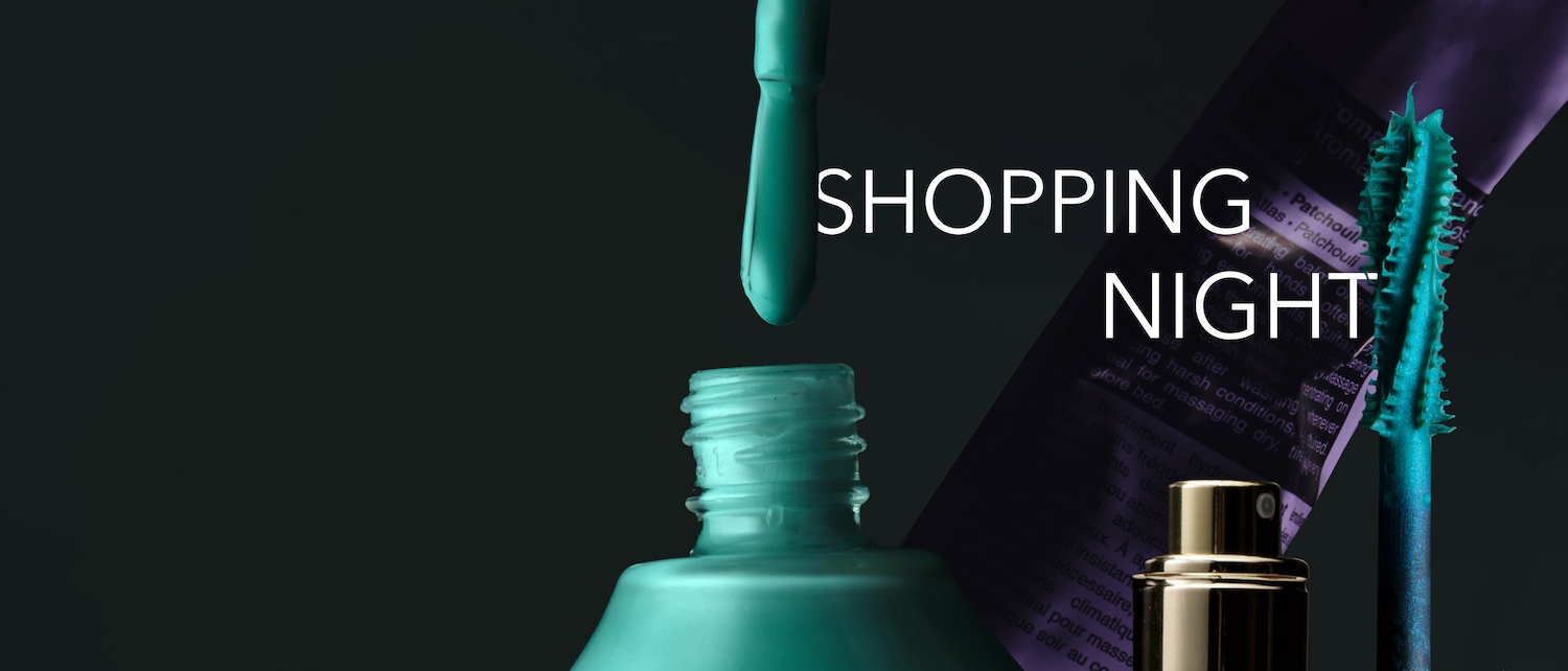 Shopping Night: scopri i prodotti di bellezza essenziali, tra cui smalto verde acqua, mascara e un flacone di profumo dorato, per una serata di shopping indimenticabile.