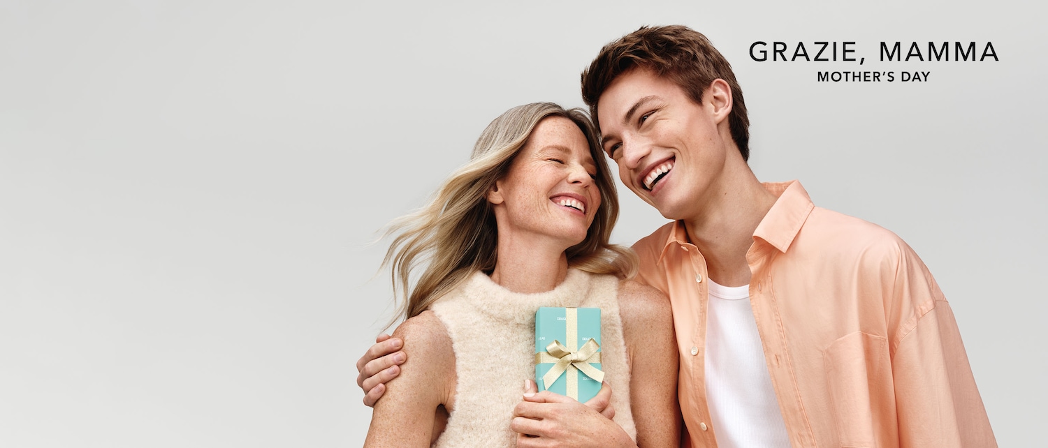 Festeggia la festa della mamma con un regalo speciale da Douglas, dove una madre e suo figlio sorridono, con la scritta 'Grazie, Mamma'.