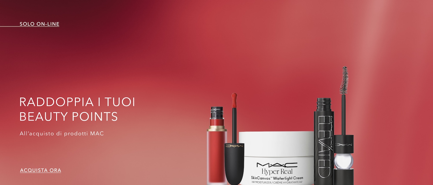 Sfondo rosso sfumato con prodotti MAC in primo piano, tra cui un lucidalabbra rosso, una crema idratante bianca e un mascara nero; raddoppia i tuoi punti bellezza acquistando prodotti MAC, acquista ora!