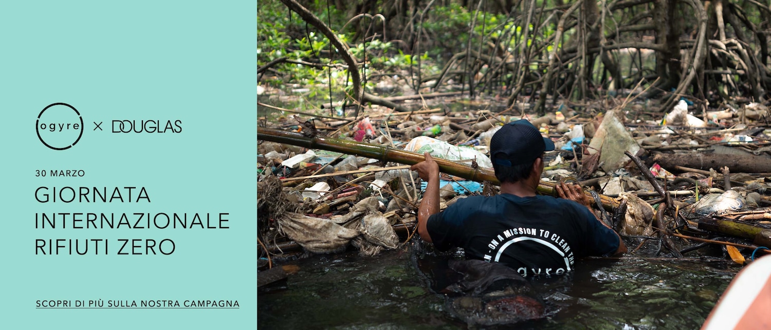 Ogyre e Douglas insieme per la Giornata Internazionale Rifiuti Zero il 30 Marzo: un uomo impegnato nella pulizia di un corso d'acqua inquinato da rifiuti.