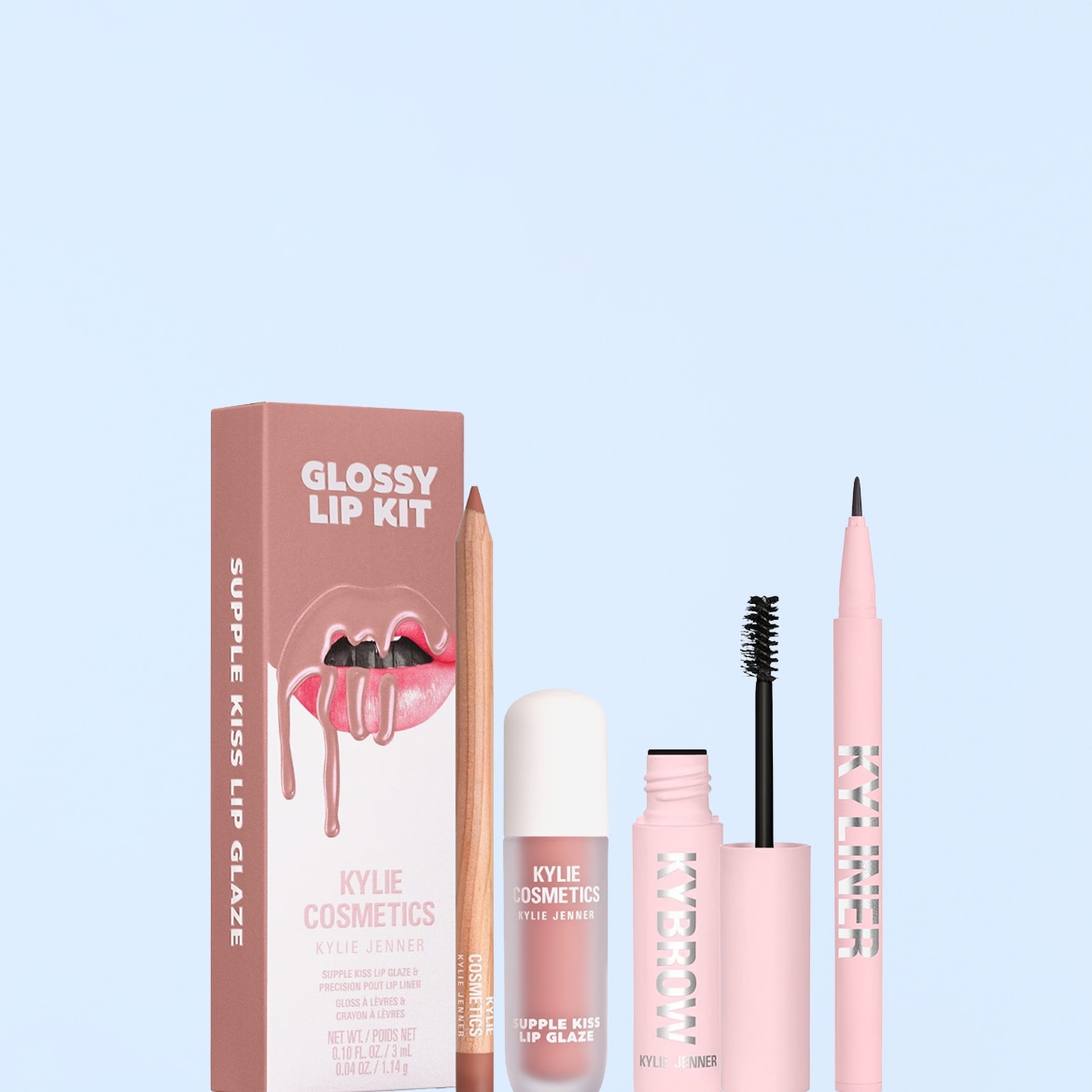 Un kit labbra lucido di Kylie Cosmetics, con una scatola rosa pesca che mostra labbra lucide e un eyeliner rosa chiaro, un mascara e una matita per le labbra, tutti su uno sfondo azzurro.
