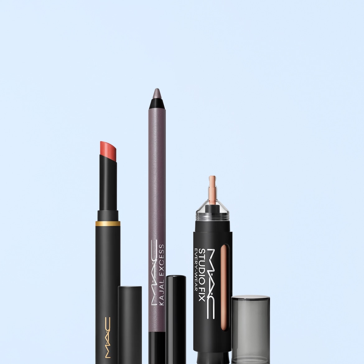 Un rossetto color corallo, una matita occhi viola e un correttore color carne del marchio MAC sono disposti verticalmente su uno sfondo azzurro.