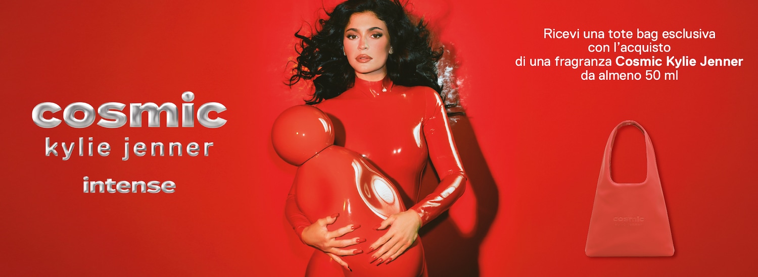 Cosmic Kylie Jenner Intense: la fragranza avvolta in un flacone rosso lucido, incarnata da Kylie Jenner su sfondo coordinato.