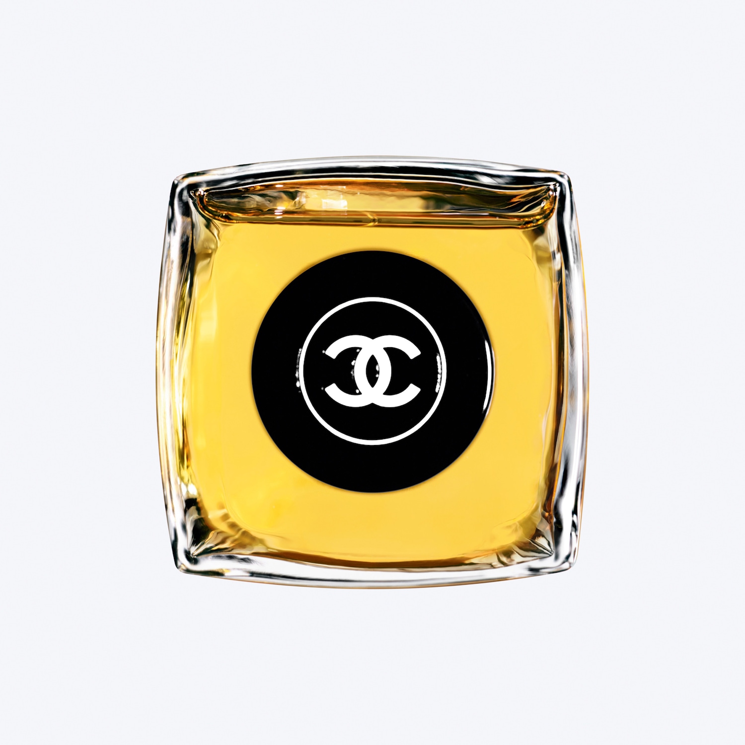 Ecco un flacone di profumo quadrato con liquido dorato e il logo Chanel nero e bianco al centro.