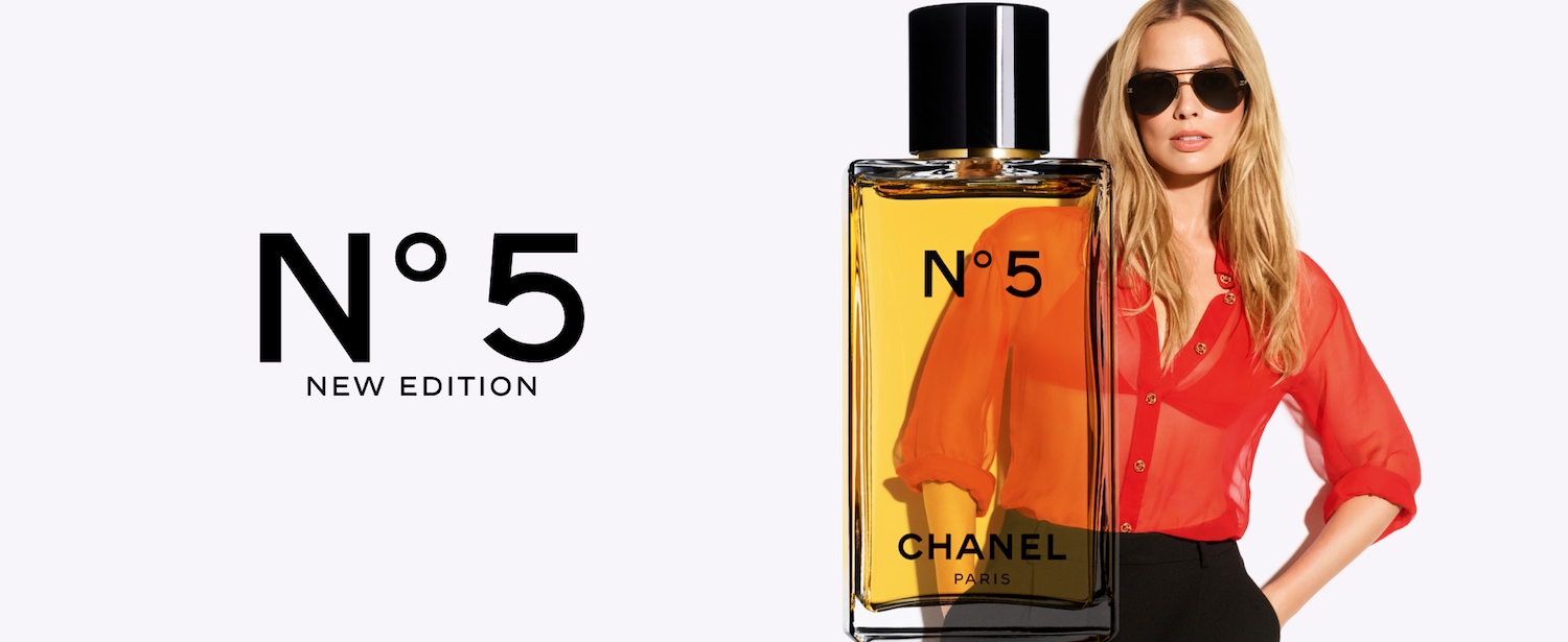 Scopri la nuova edizione di Chanel N°5, un'icona di eleganza e stile senza tempo, presentata in un flacone dal design classico e raffinato.