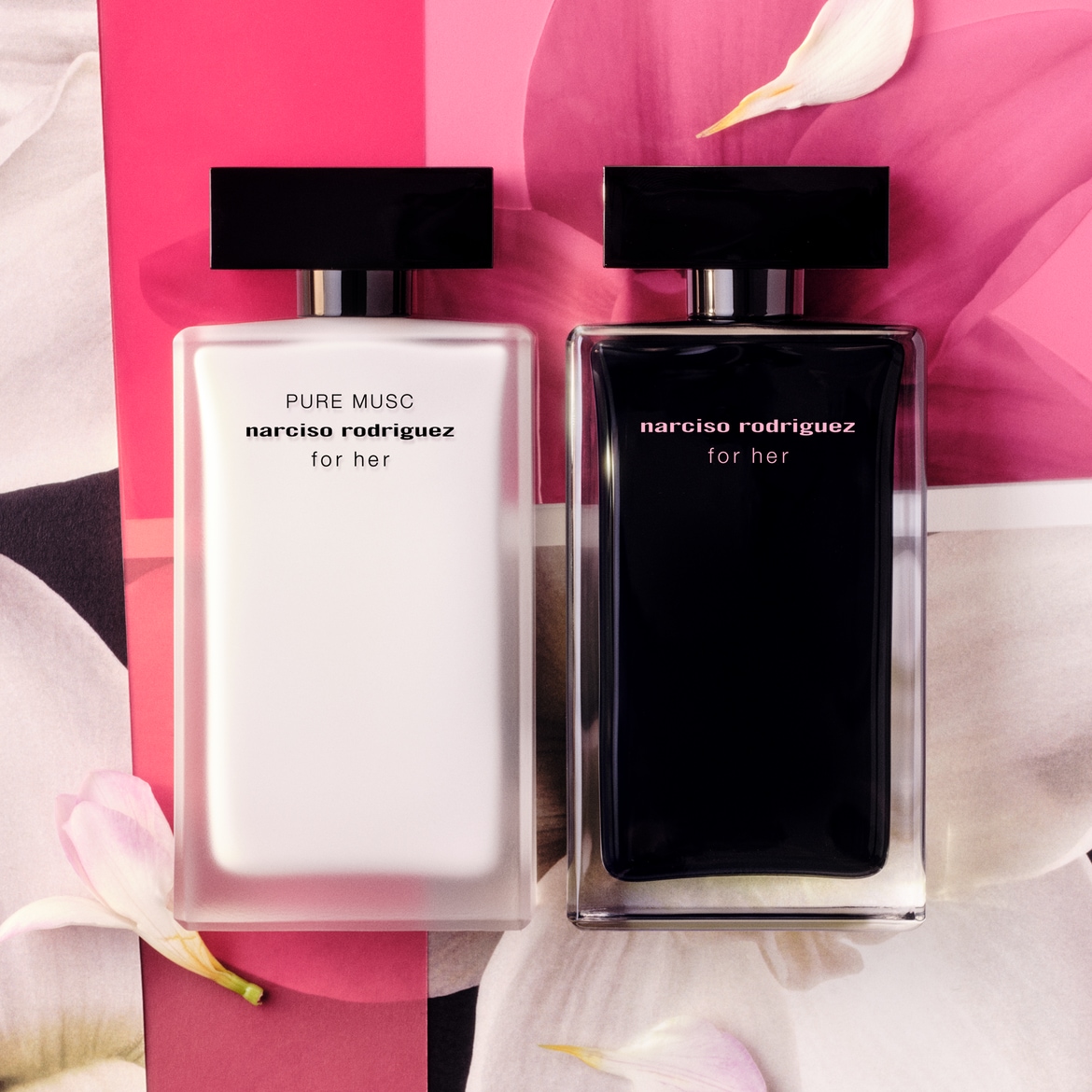 Ecco due flaconi di profumo Narciso Rodriguez for Her: uno bianco latte con la scritta 'Pure Musc' e l'altro nero intenso, entrambi eleganti e minimalisti.