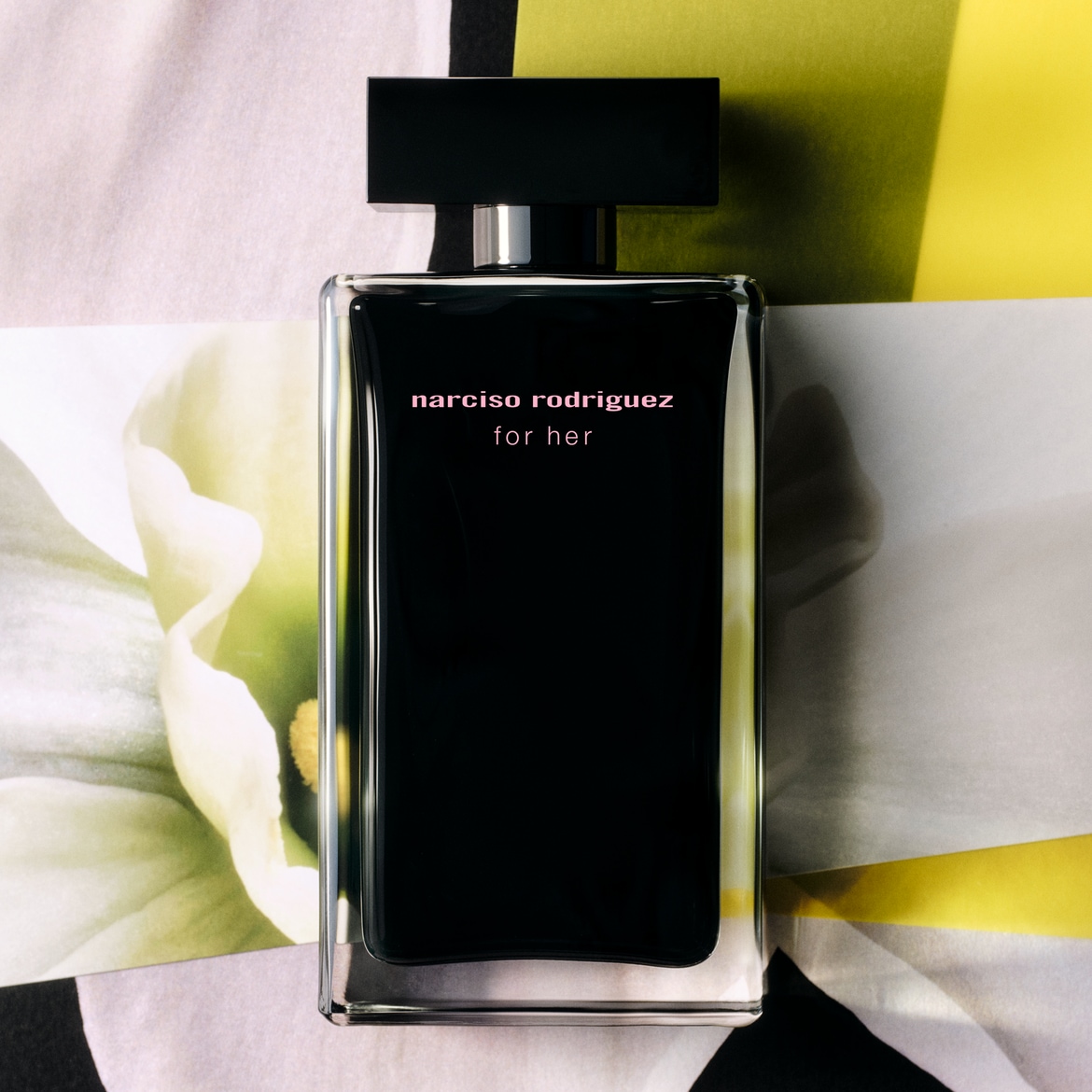 Ecco il profumo Narciso Rodriguez for Her, con il suo flacone nero e squadrato che emana eleganza e mistero.