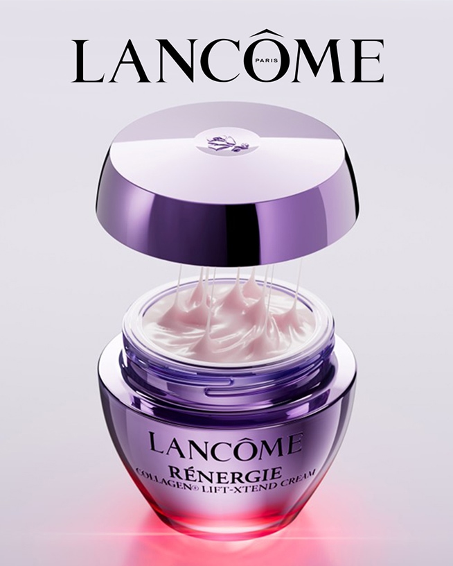 Primo piano di una donna con la metà del viso coperta da una maschera rosa lucida, con gocce che le scendono dall'occhio, creando un effetto drammatico e luminoso.