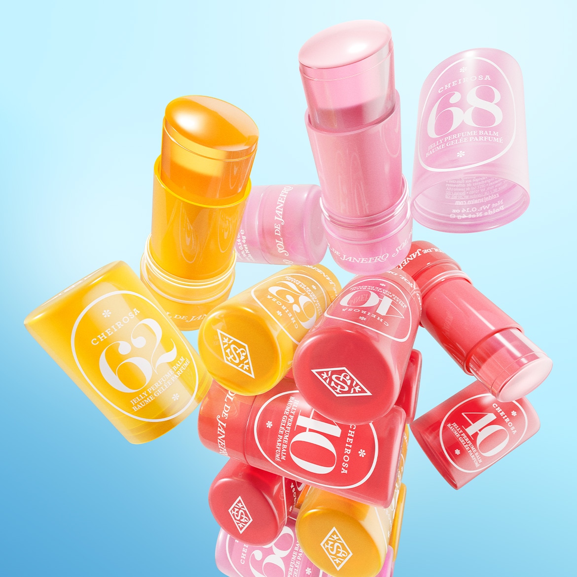 Tre balsami profumati Cheirosa colorati, nei toni del rosa e del giallo, sono infilati nella tasca posteriore di un paio di jeans di colore blu chiaro.