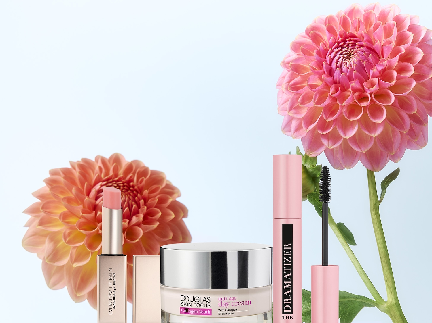 Un'esplosione di bellezza con Everglow Lip Balm, Douglas Skin Focus anti-age day cream e Dramatizer mascara, presentati su uno sfondo floreale che ne esalta la freschezza.
