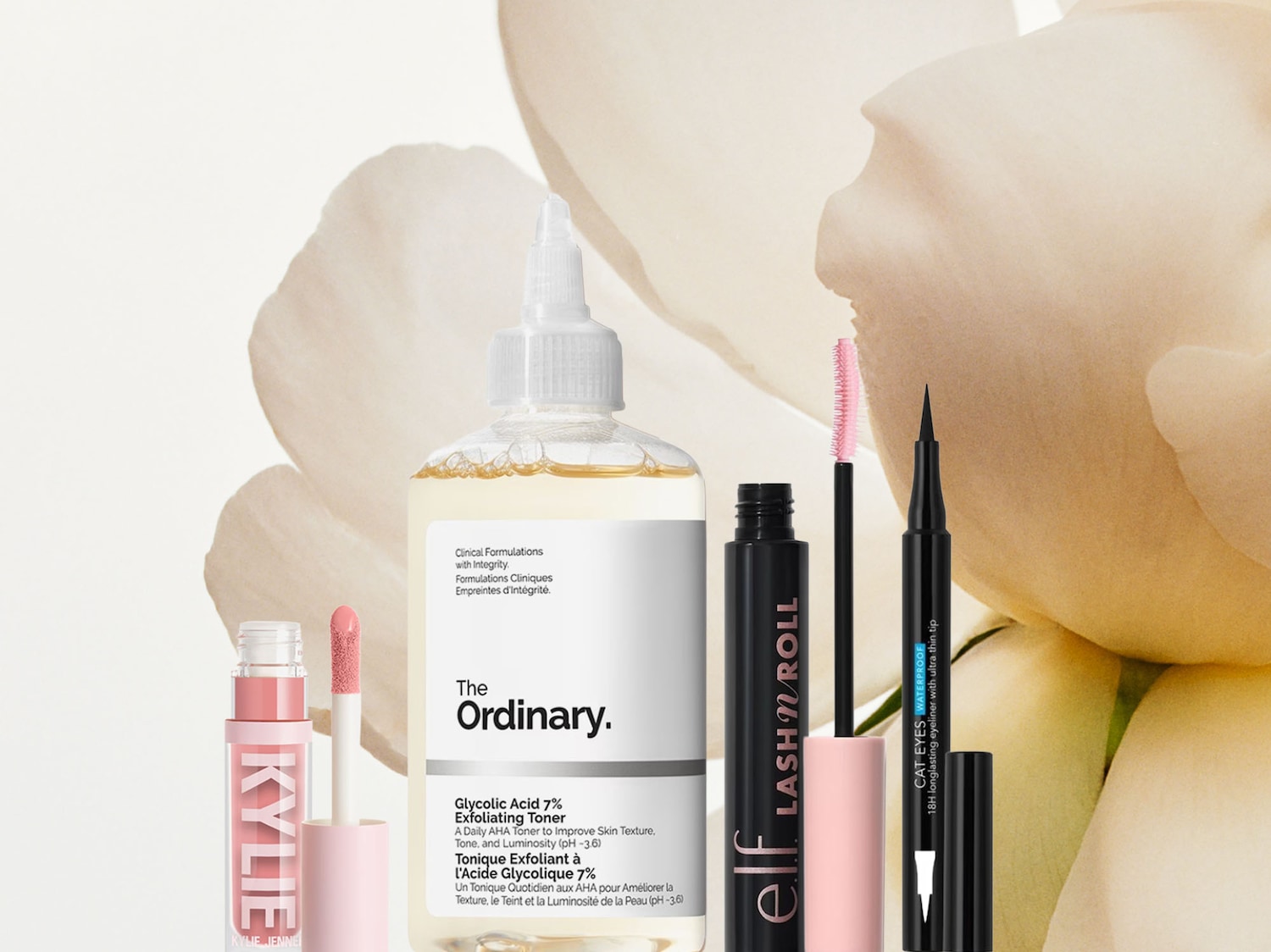 Ecco una selezione di prodotti di bellezza: un lucidalabbra Kylie color pesca, un tonico esfoliante The Ordinary all'acido glicolico, un mascara Elf Lash N Roll nero e un eyeliner waterproof Cat Eyes nero con punta sottile.