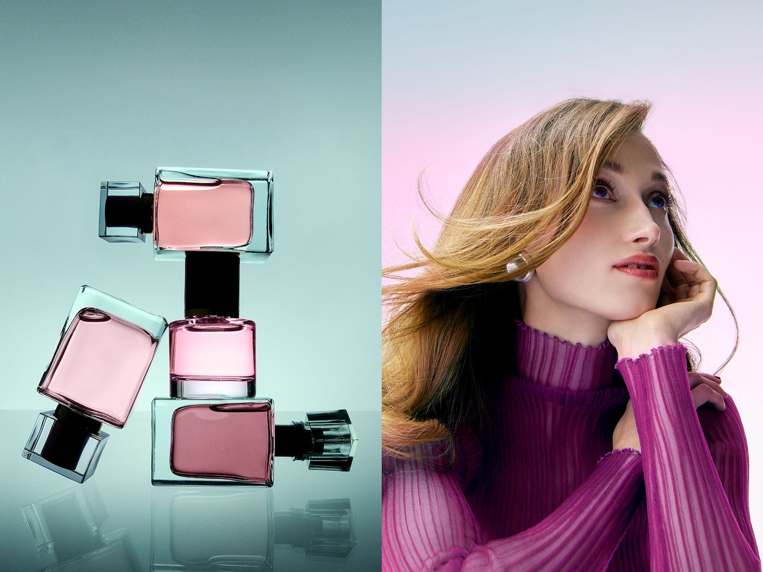 Tre flaconi di profumo squadrati, con liquido rosato e tappo nero, impilati su una superficie riflettente; accanto, una donna con top viola guarda in alto.