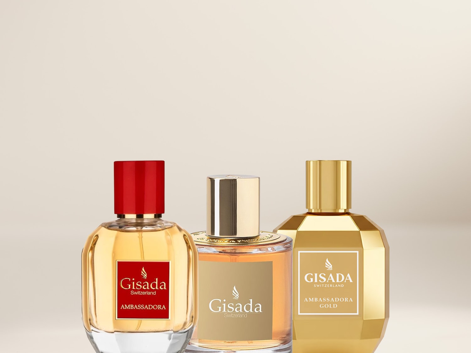 Scopri la collezione Gisada Ambassador: tre profumi in flaconi di vetro con tappi rossi, argento e oro, ognuno con etichette coordinate che ne esaltano l'eleganza.