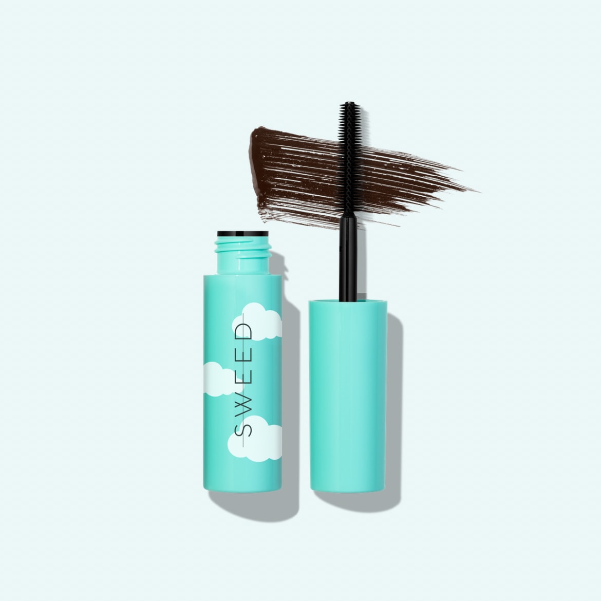Mascara marrone Sweed color menta con applicatore a setole nere e logo nuvola.
