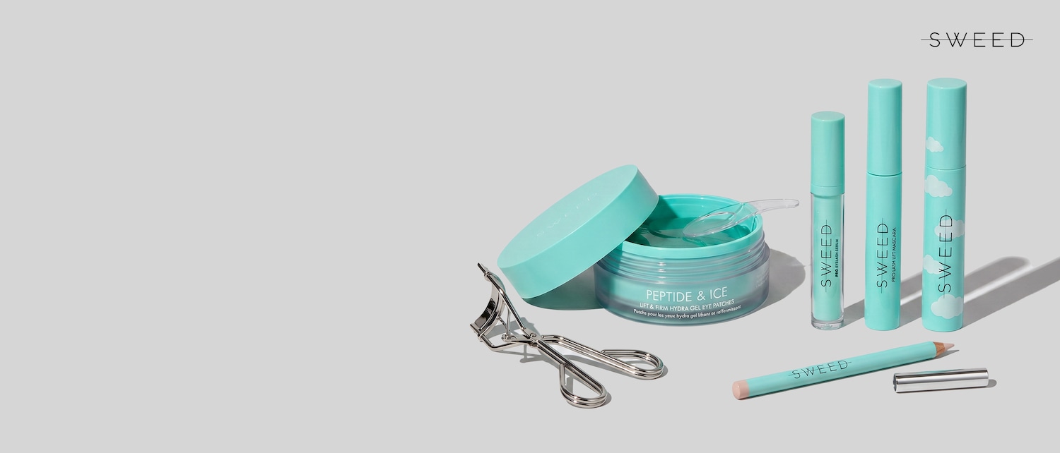 Ecco una selezione di prodotti di bellezza SWEED color acquamarina, tra cui patch occhi in gel, siero per ciglia, mascara e una matita per occhi, insieme a un piegaciglia.