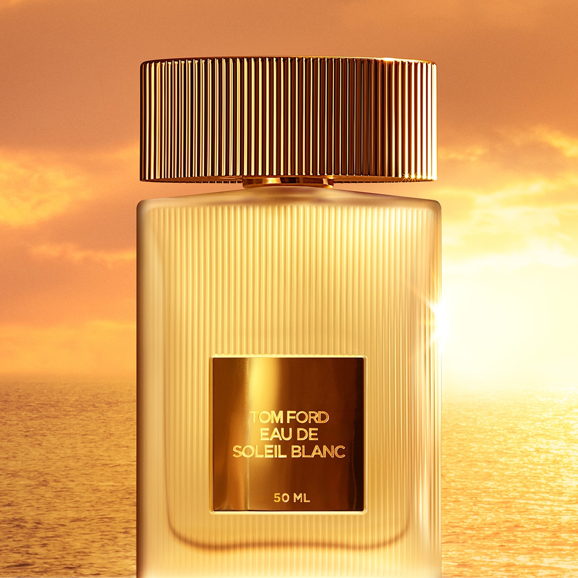 Il profumo Tom Ford Eau de Soleil Blanc da 50 ml è racchiuso in un flacone quadrato con tappo dorato, evocando l'eleganza e il lusso.