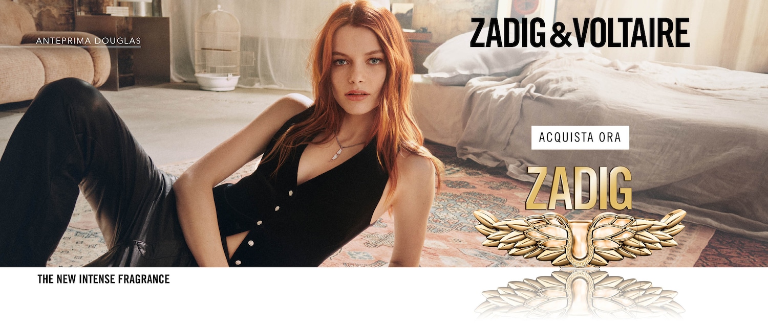 Scopri la nuova fragranza intensa di Zadig&Voltaire, presentata da una modella dai capelli rossi distesa su un tappeto orientale, con lo sfondo di un letto disfatto e una gabbia per uccelli decorativa. Acquista ora!