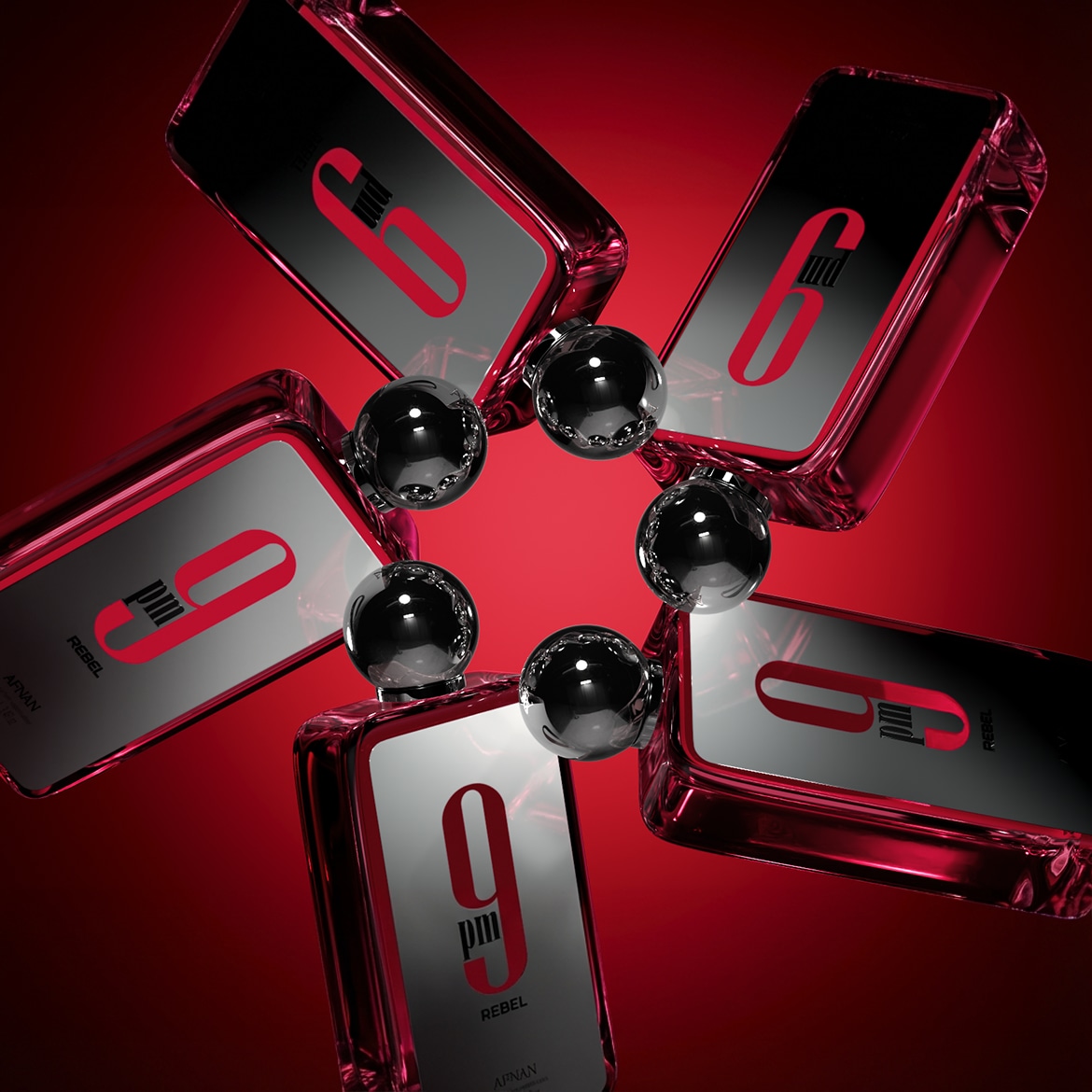 Disposizione circolare di flaconi di profumo '9 PM Rebel' di Afnan su sfondo rosso, con sfere metalliche che aggiungono un tocco moderno e lussuoso.