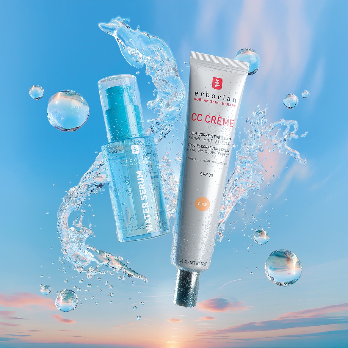 Ecco il siero all'acqua Erborian in una bottiglia blu e la crema CC Erborian in un tubo bianco, entrambi sospesi in aria con schizzi d'acqua e bolle.
