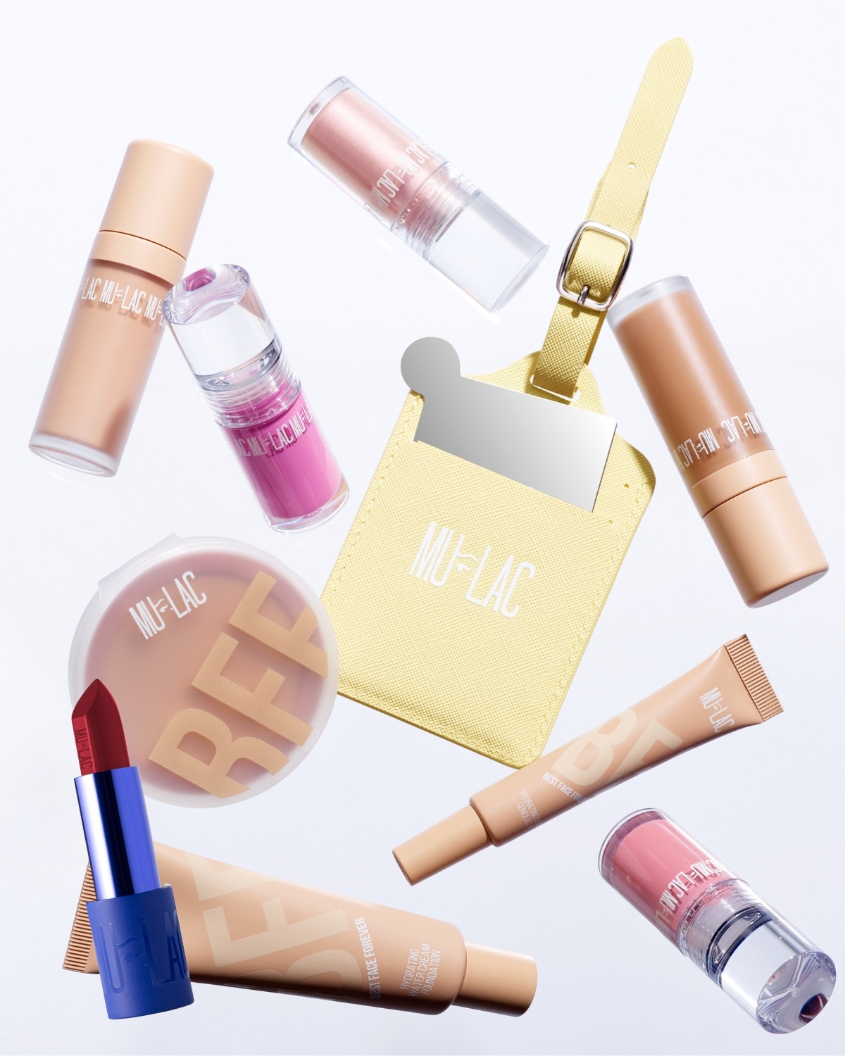Una varietà di prodotti MU-LAC, tra cui fondotinta, correttore, rossetto rosso in confezione blu, e una custodia gialla con specchio, offrono una gamma completa per il trucco.
